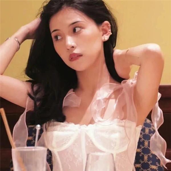 气质十足的港风氛围感女生唯美头像