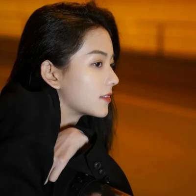 头像女生简单气质港风图片