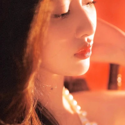 头像女生简单气质港风图片
