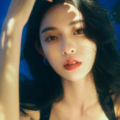 头像女生简单气质港风图片