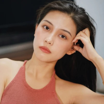头像女生简单气质港风图片