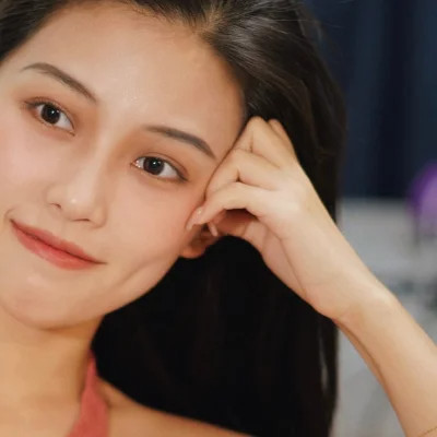 头像女生简单气质港风图片