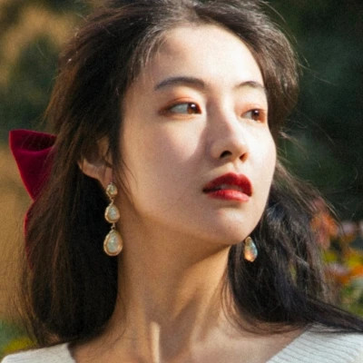 头像女生简单气质港风图片
