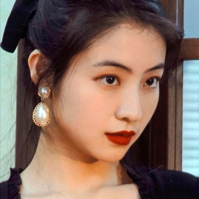 头像女生简单气质港风图片
