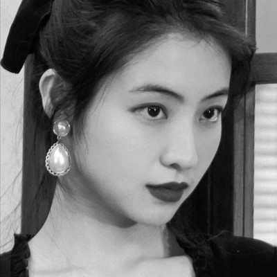 黑白港风气质女头图片