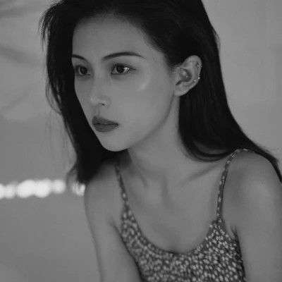 黑白港风气质女头图片