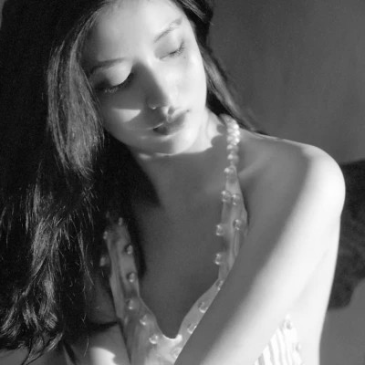 黑白港风气质女头图片