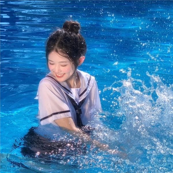 水中蓝色系氛围感女头图片