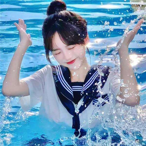 水中蓝色系氛围感女头图片