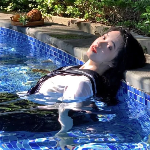 水中蓝色系氛围感女头图片