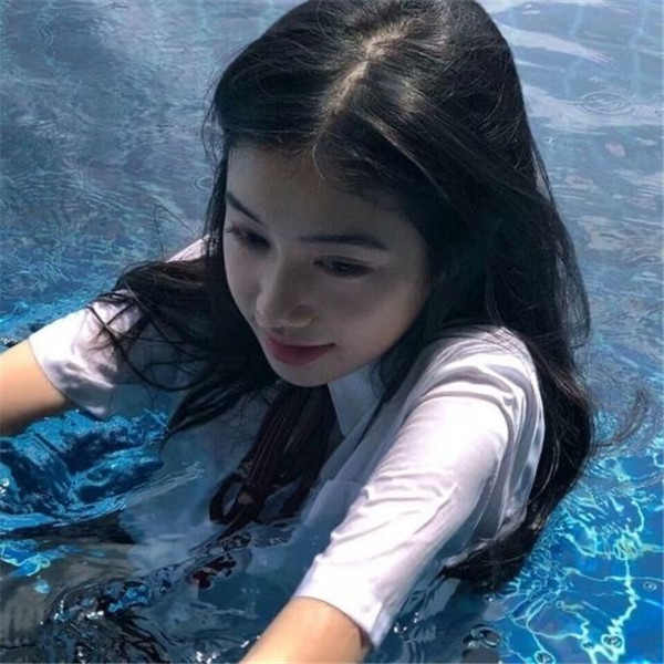 水中蓝色系氛围感女头图片