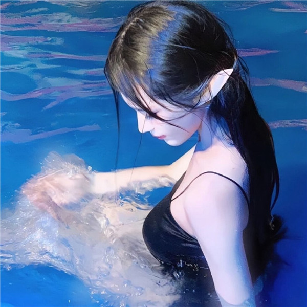 水中蓝色系氛围感女头图片