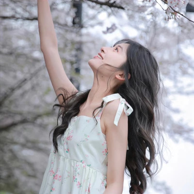 清新干净又有氛围感的女头图片
