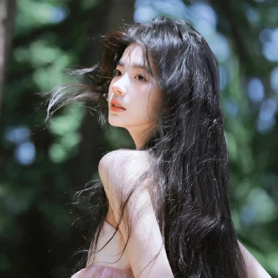 清新干净又有氛围感的女头图片
