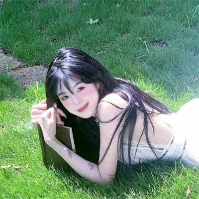简单阳光干净的氛围感女头图片