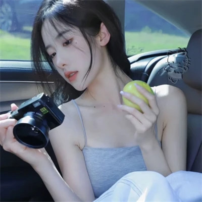 简单阳光干净的氛围感女头图片