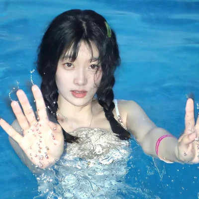 简单阳光干净的氛围感女头图片