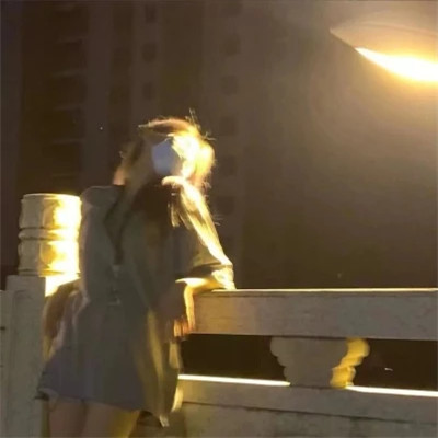 简单阳光干净的氛围感女头图片