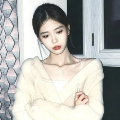 简单阳光干净的氛围感女头图片