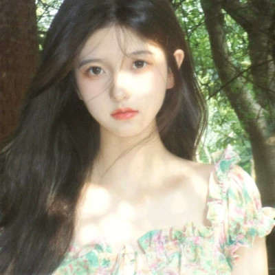 简单阳光干净的氛围感女头图片