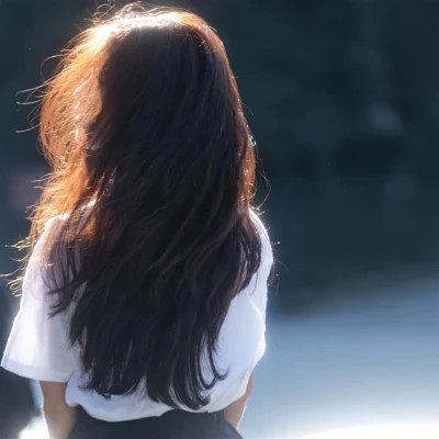 简单阳光干净的氛围感女头图片