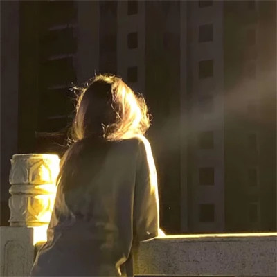 简单阳光干净的氛围感女头图片