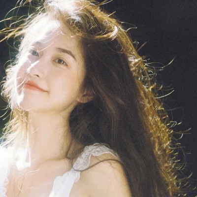 简单阳光干净的氛围感女头图片