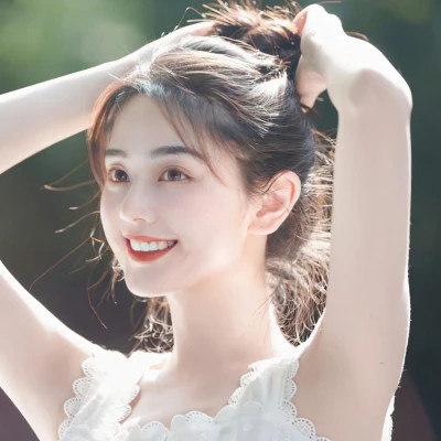 简单阳光干净的氛围感女头图片