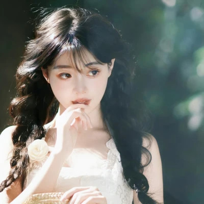 简单阳光干净的氛围感女头图片