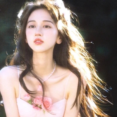 简单阳光干净的氛围感女头图片
