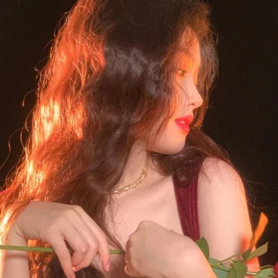 简单阳光干净的氛围感女头图片