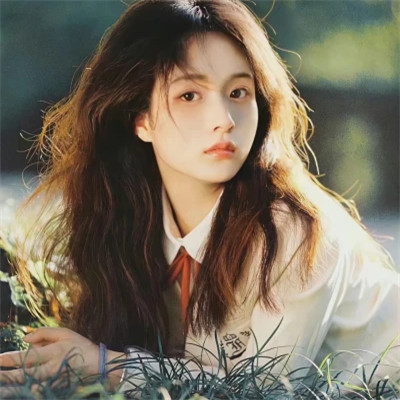 简单阳光干净的氛围感女头图片