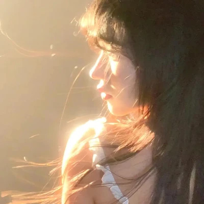 简单阳光干净的氛围感女头图片