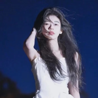 简单阳光干净的氛围感女头图片