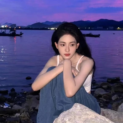 简单阳光干净的氛围感女头图片