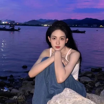 简单阳光干净的氛围感女头图片