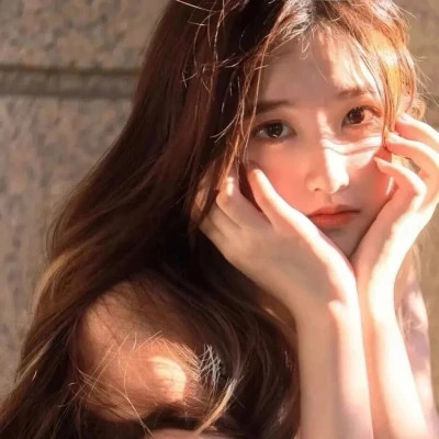 简单阳光干净的氛围感女头图片