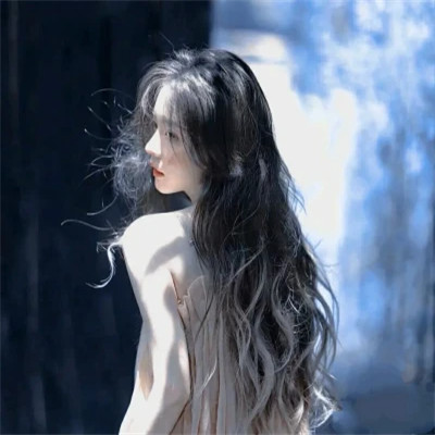 简单阳光干净的氛围感女头图片