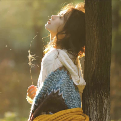简单阳光干净的氛围感女头图片