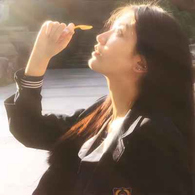 简单阳光干净的氛围感女头图片