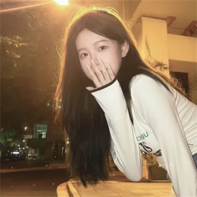 简单阳光干净的氛围感女头图片