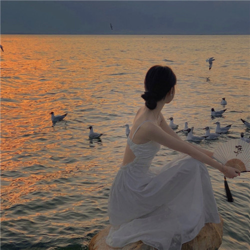 唯美惊艳的女生头像背影图片