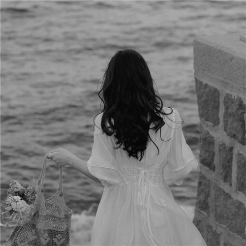 背影图片女黑白唯美头像