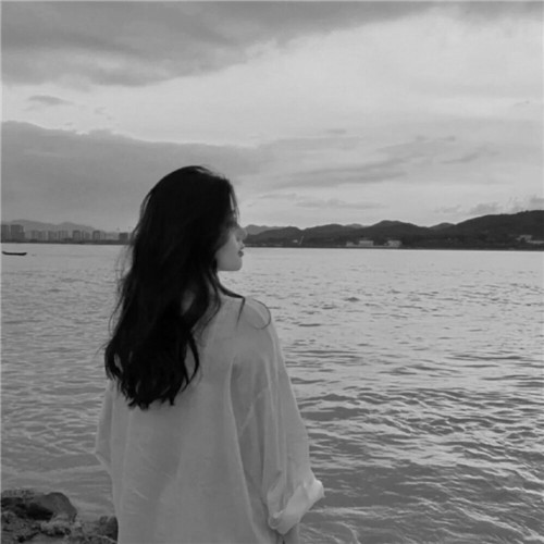背影图片女黑白唯美头像