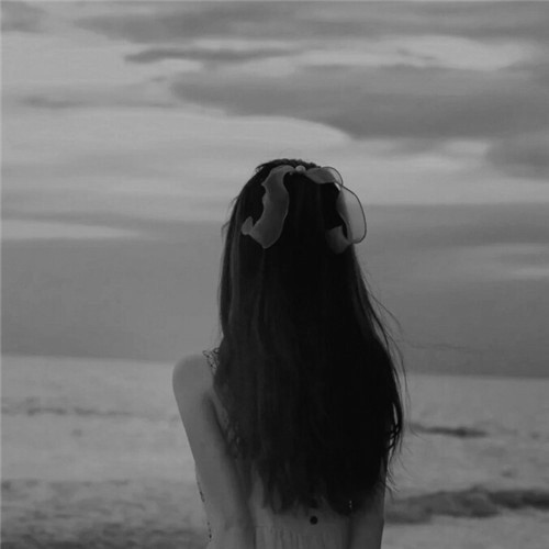 背影图片女黑白唯美头像