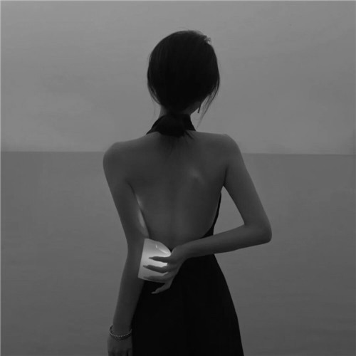背影图片女黑白唯美头像