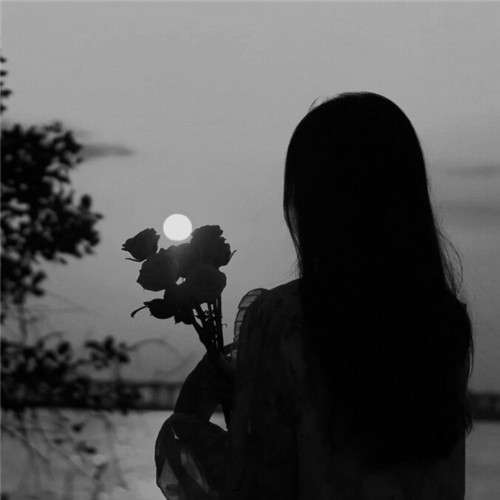 背影图片女黑白唯美头像
