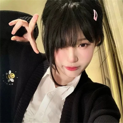 2025年头像女生单人真人