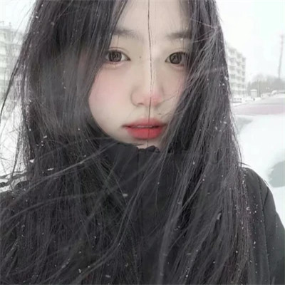 2025年头像女生单人真人