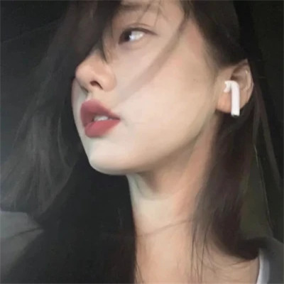 2025年头像女生单人真人